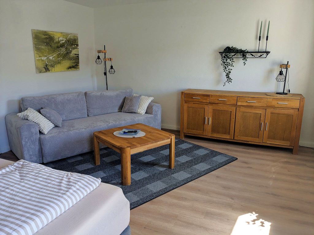 Wohnzimmer mit Doppelbett und Couch - Mosel Urlaub in Gästehaus Zeller Altstadt, Oberstraße 6, 56856 Zell (Mosel)